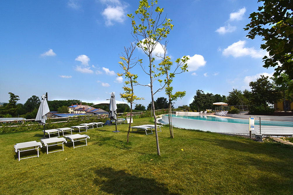 Prato con piscina